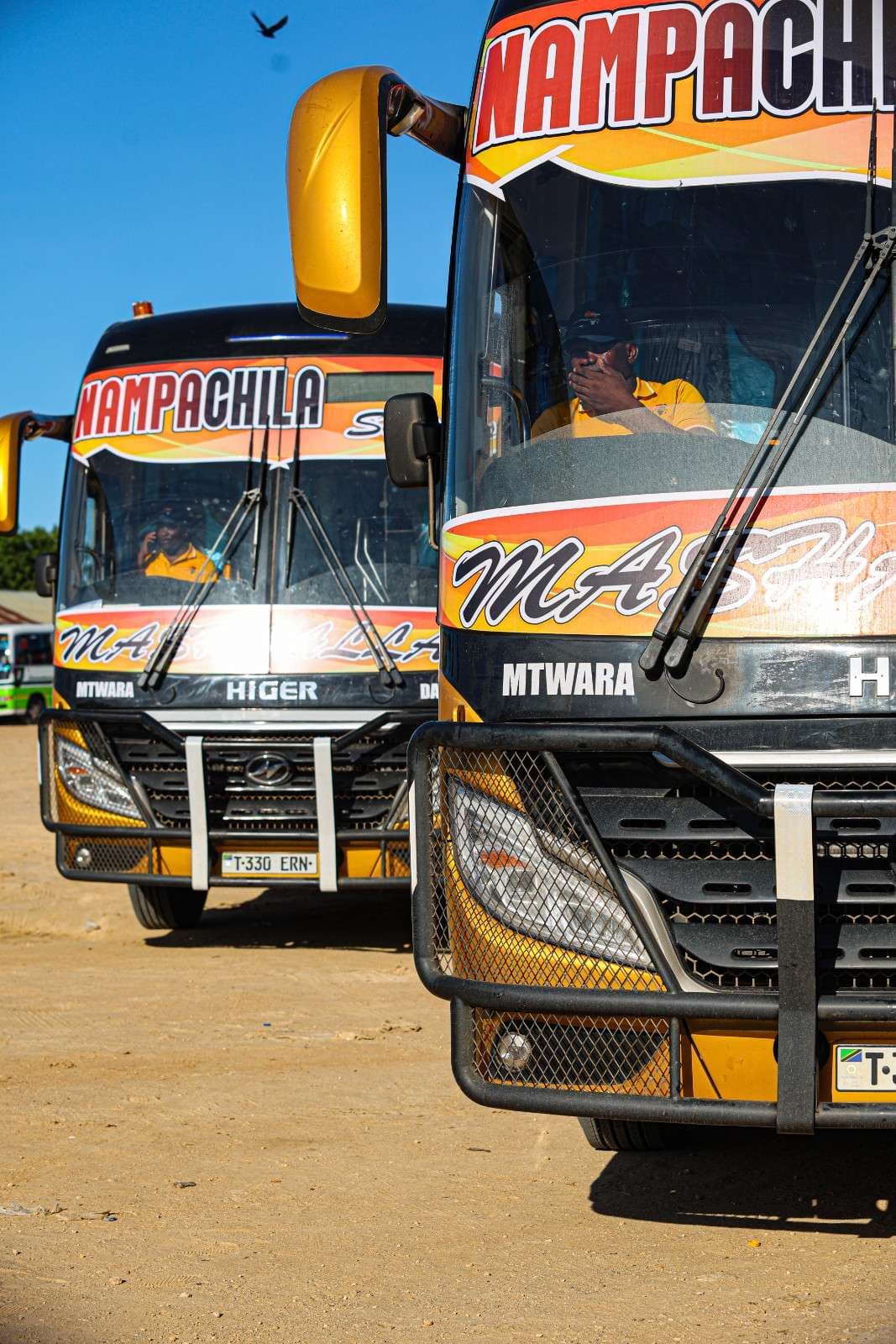 Muonekano wa nyuma wa basi la kisasa la kifahari